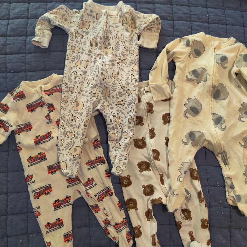 Lot of 4 Old navy baby pajamas 6-9 mon